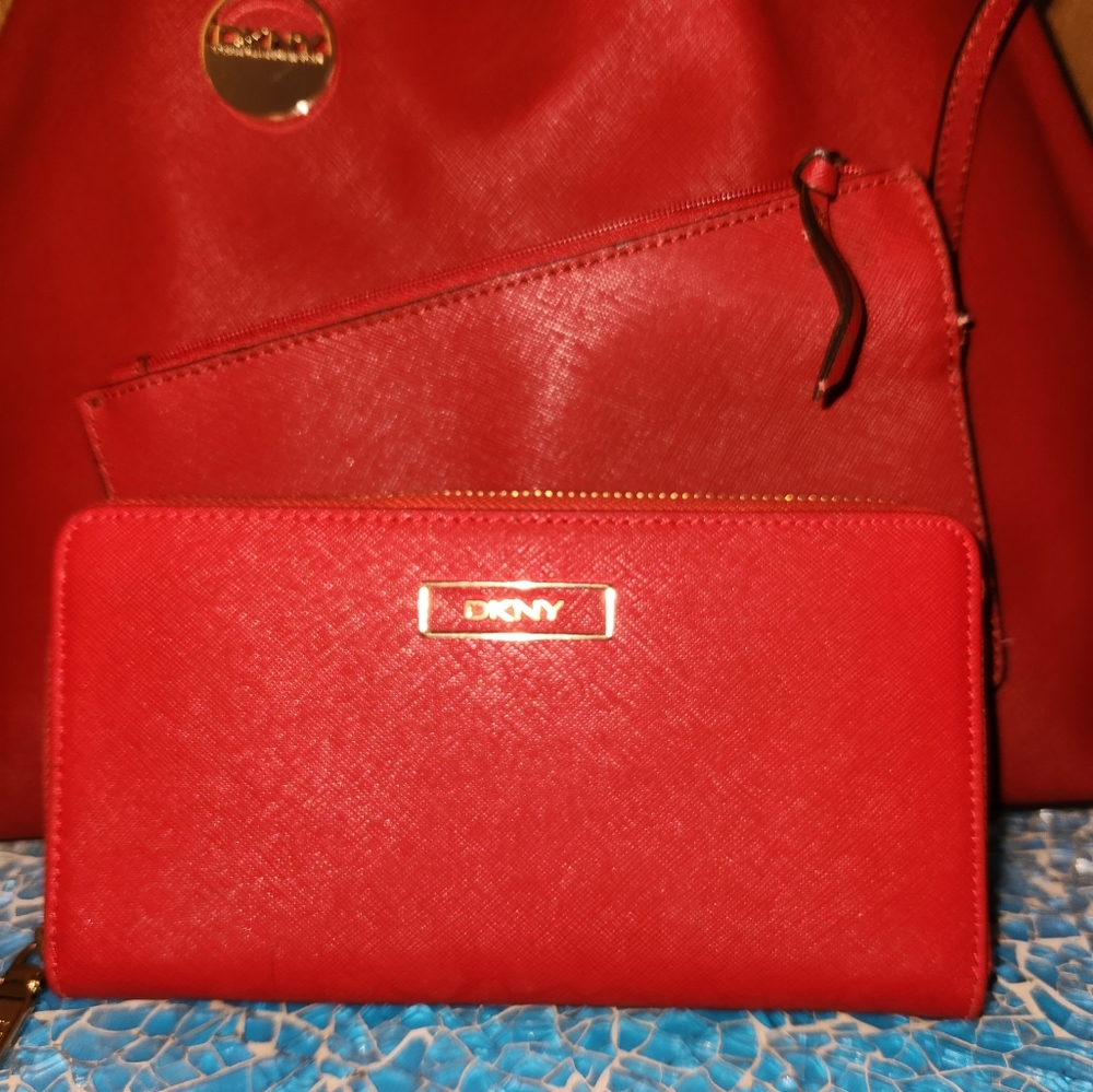 DKNY Magenta Saffiano Leather Large Side Zipper Tote and matching wallet - Picture 6 of 12